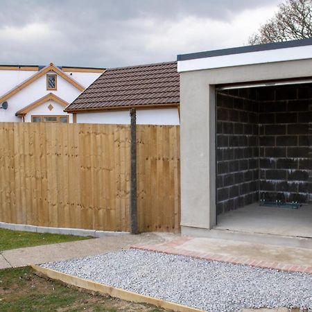 Large Family Bungalow, Parking & Bike Store Bpw Merthyr Tydfil Exterior photo