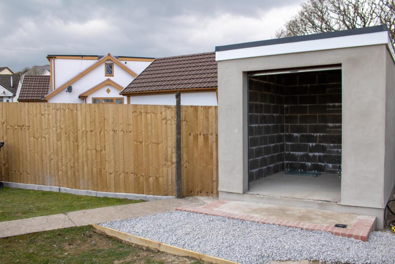 Large Family Bungalow, Parking & Bike Store Bpw Merthyr Tydfil Exterior photo